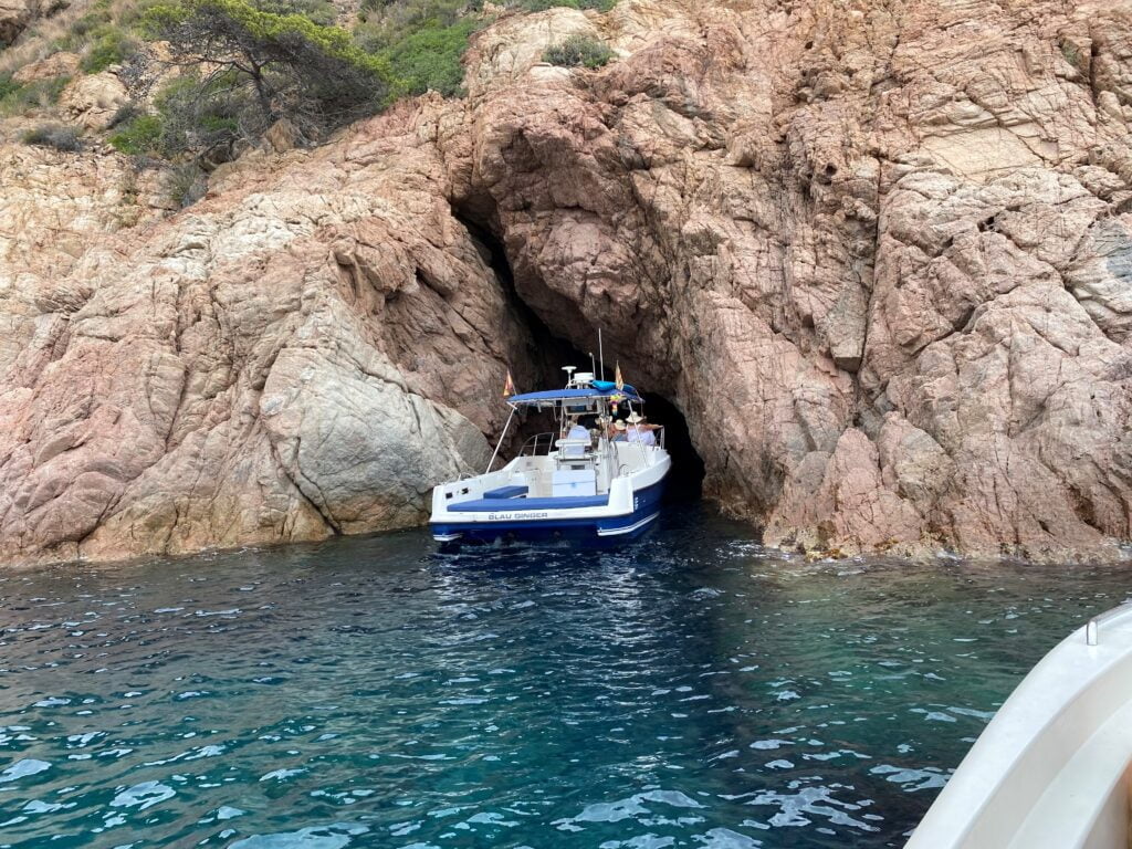 barco bluesail entra en cueva pulpo Antoni