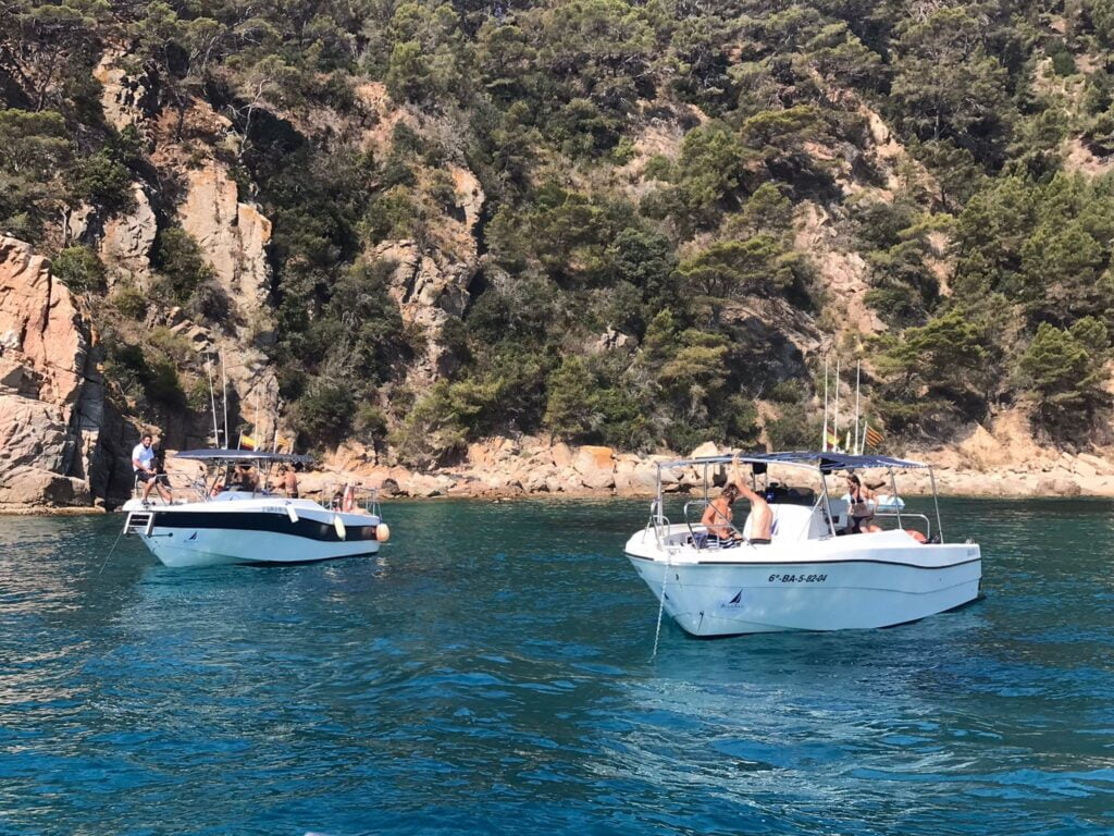 barcos bluesail con gente en cala llevado