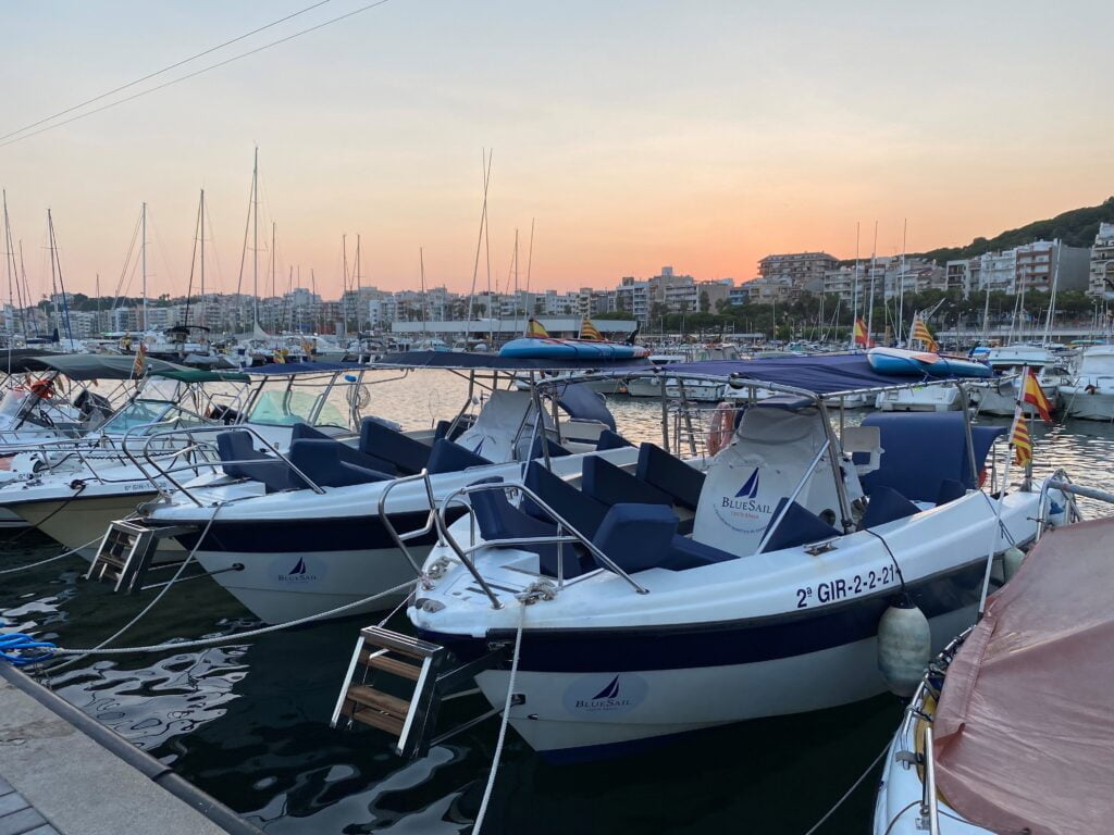 barcos bluesail amarrados en el puerto de blanes