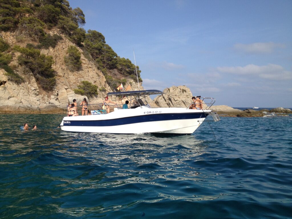 barco bluesail costa brava en Tossa de Mar