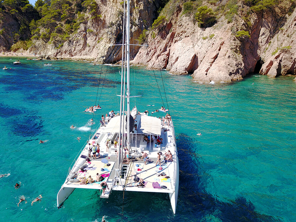 Barcos Bluesail y Catamaran Costa Brava en la Costa Brava sur: Blanes, Lloret, Tossa