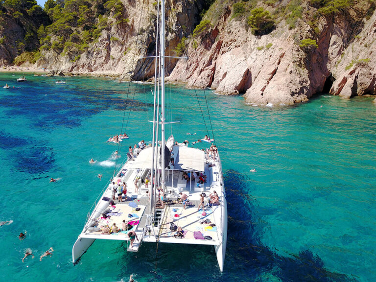 Barco privado vs catamarán en la Costa Brava: cuál es mejor